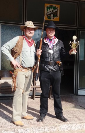 Držitel putovního poháru KVH Prostějov Zdeněk Prokop, vedle něj stojí Jan Vorberger